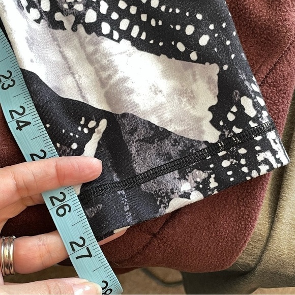 Lululemon Wunder Under *Full-On Luon
Static Mist White Black Leggings Size 8 - Picture 8 of 8